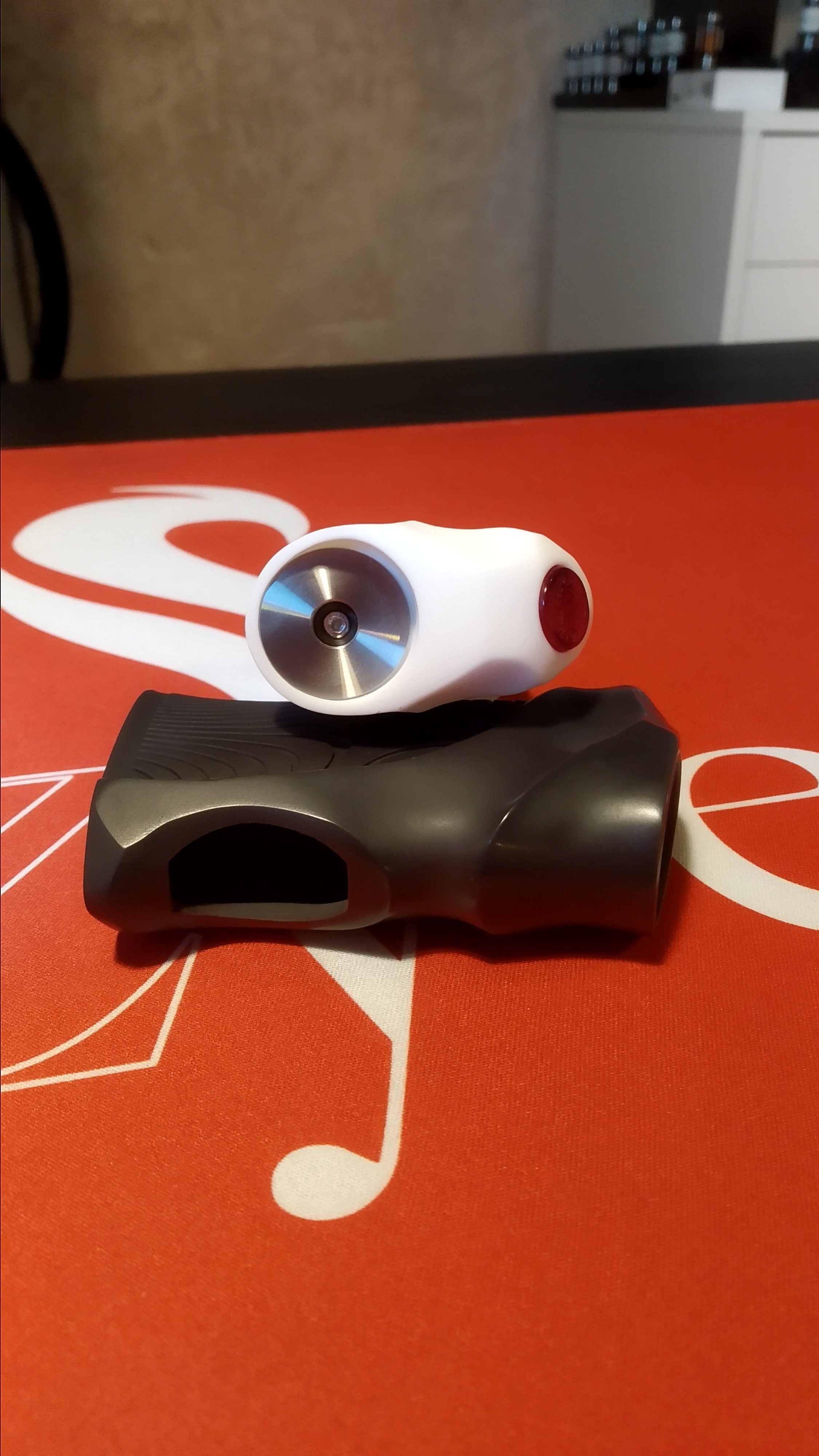 Vapemonster Gaon BF Mod liegende mit Blick auf Squonköffnung